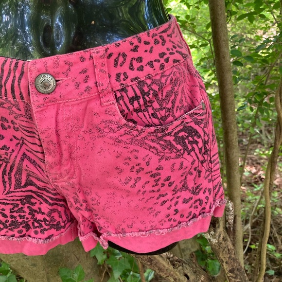 Hot Pink Leopard LEI Jrs 7 Distressed Shorts - Picture 3 of 12